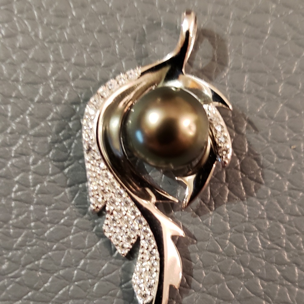 Authentic cultured Tahitian pendant